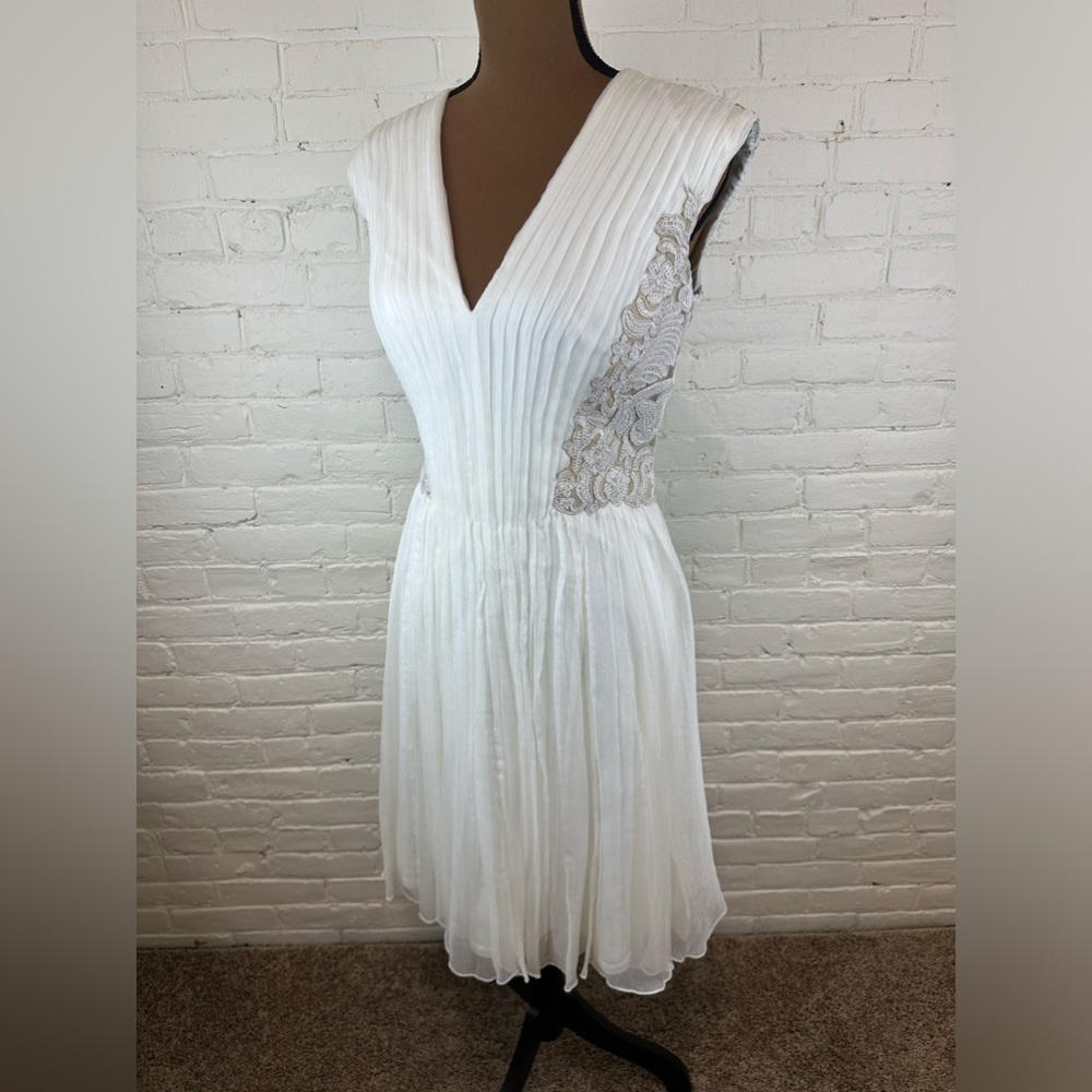 Tadashi Shoji Ivory Silk Lace Short Gown Women’s Size 4